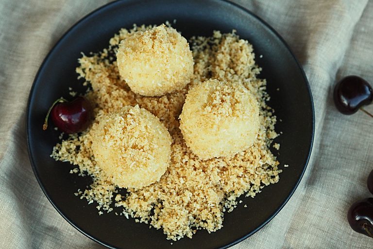 Kirsch-Topfenknödel mit Kokosbröseln - * what bakes me smile